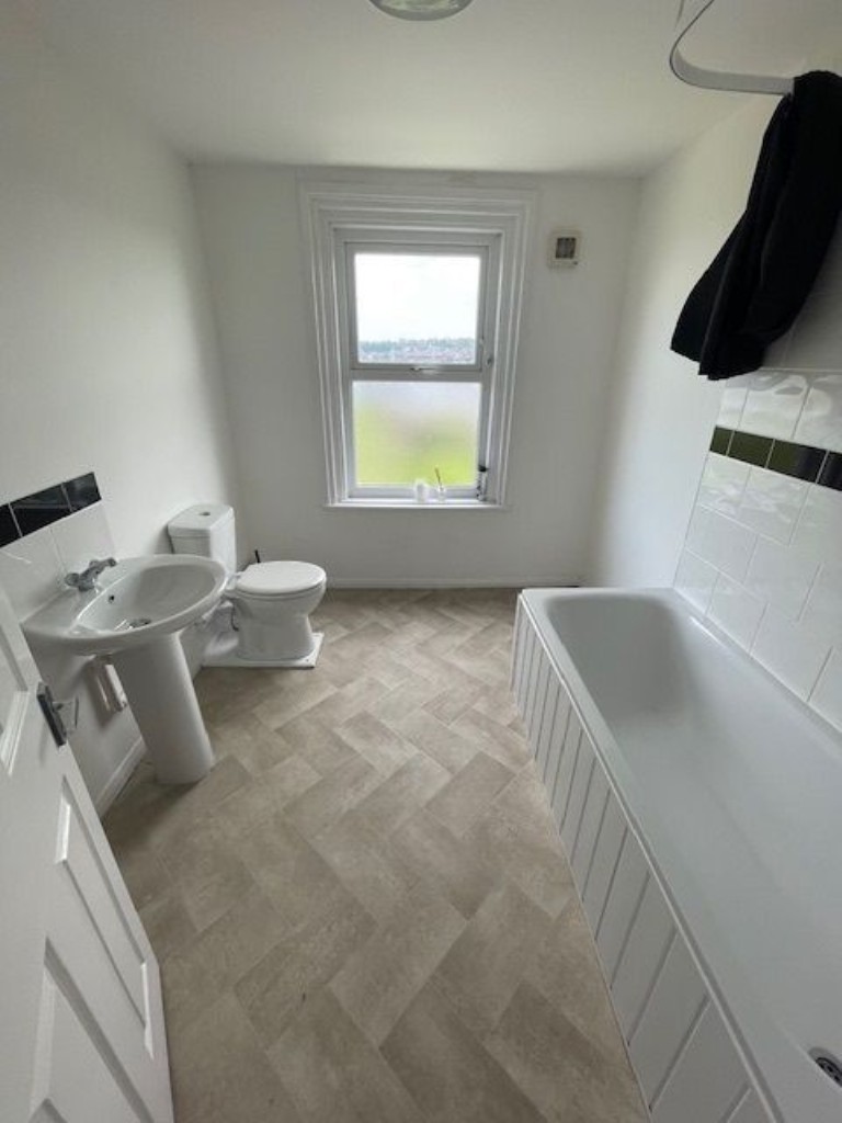 Lot: 110 - TERRACED HOUSE FOR INVESTMENT - Library photo provided by the seller of the bathroom